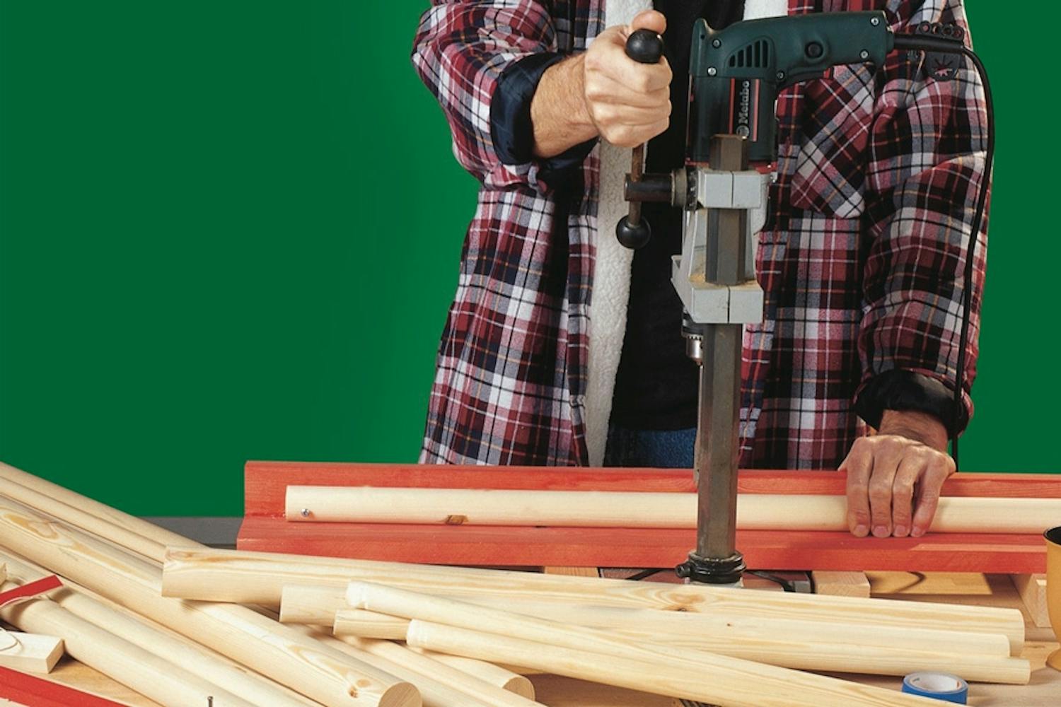 Porakoneteline: Porakoneteline on hyvä työkalu hankalien esineiden tarkkaan poraamiseen. Porakoneteline: Porakoneteline on hyvä työkalu hankalien esineiden tarkkaan poraamiseen.